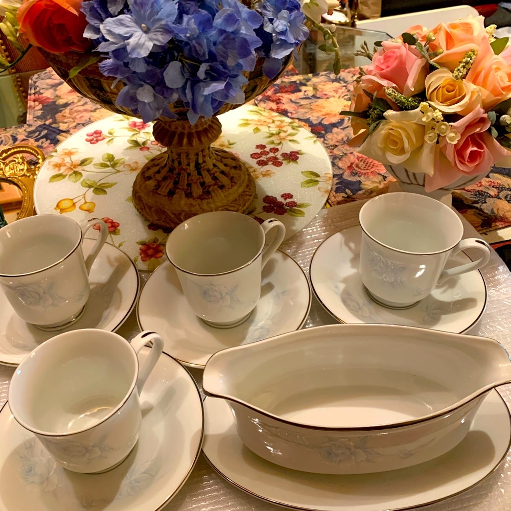 SEIZAN ROSE Blue Pattern by Seizan 4 Cups/4 Matching Saucers/Gravyboat Japan